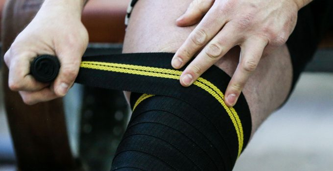 Wrapping techniques with knee wraps for squats